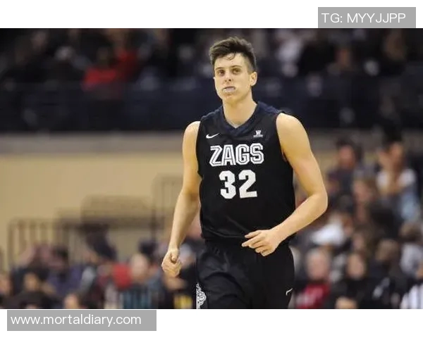 扎克科林斯发布定妆照迎接职业生涯第八个赛季的全新挑战与期待