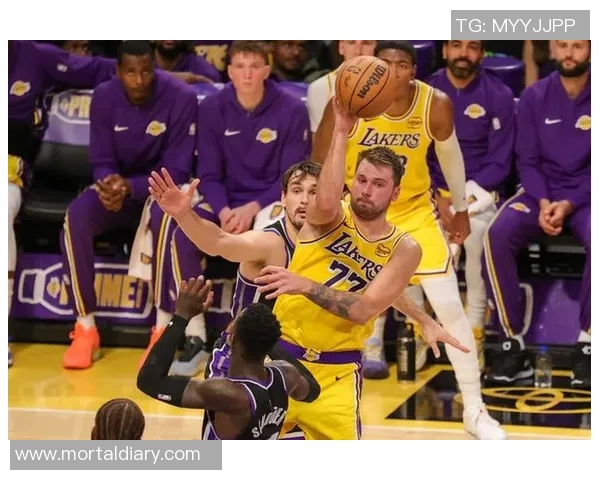 10月27日背靠背挑战!湖人残阵出征萨城 东契奇能否率队延续对国王心理优势? 10月27日背靠背挑战!湖人残阵出征萨城 东契奇能否率队延续对国王心理优势?