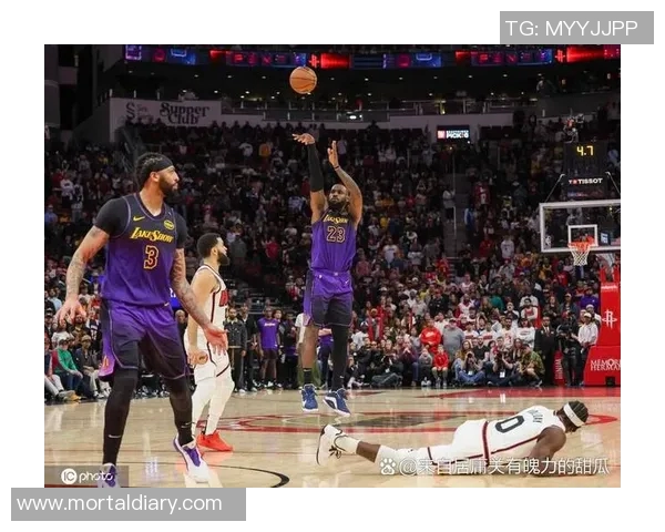 湖人太阳最后两分钟裁判报告全解析：布克在詹姆斯做出投篮动作时主动接触其右臂手腕部位