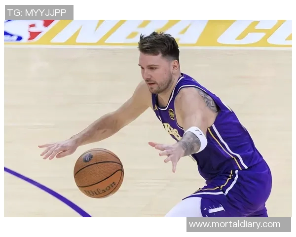 东契奇肩伤引担忧,活塞对阵湖人比赛受关注 东契奇肩伤引担忧,活塞对阵湖人比赛受关注